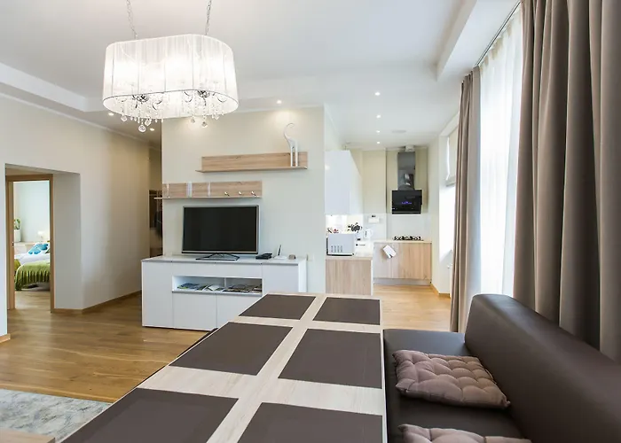 Ξενοδοχείο με διαμερίσματα Lux - Ernesta, Free Parking 4*