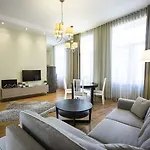 Lux - Ernesta, Free Parking מלון דירות 4*