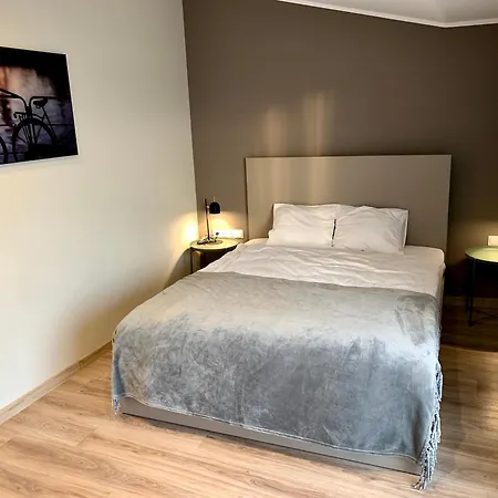 Lux - Ernesta, Free Parking