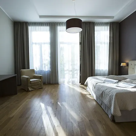 Lux - Ernesta, Free Parking