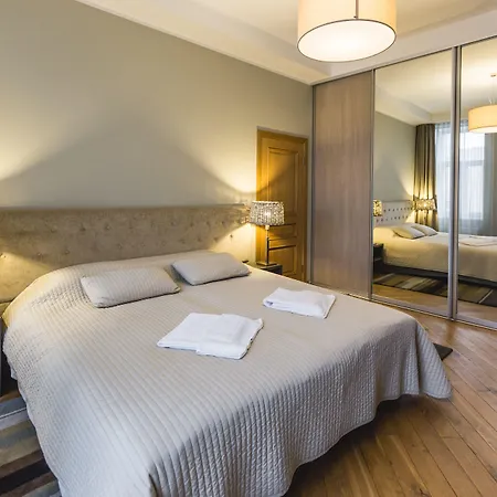 Lux - Ernesta, Free Parking Aparthotel