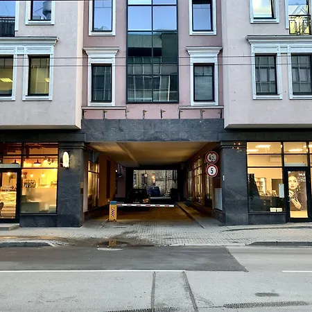Aparthotel Lux - Ernesta, Free Parking