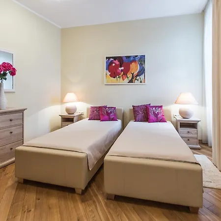 Aparthotel Lux - Ernesta, Free Parking