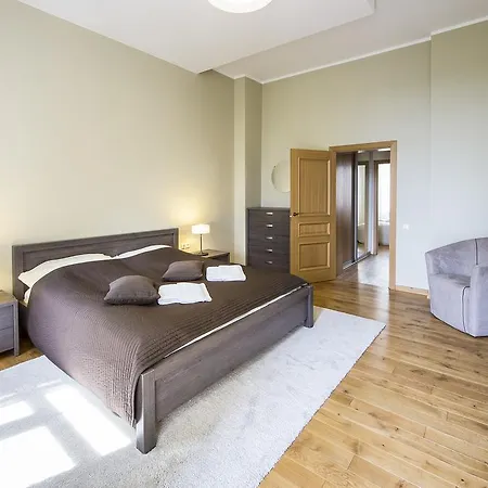 Lux - Ernesta, Free Parking Aparthotel