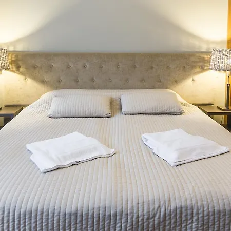 Aparthotel Lux - Ernesta, Free Parking
