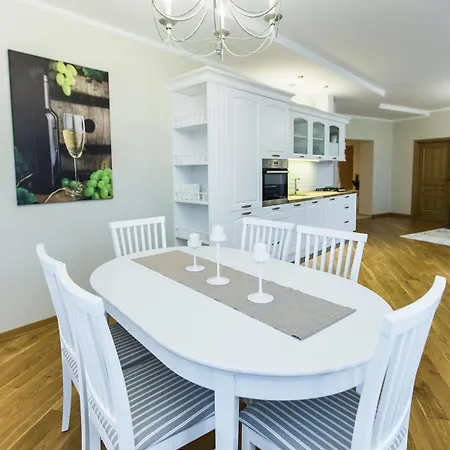 Lux - Ernesta, Free Parking Apartmanhotel 4*