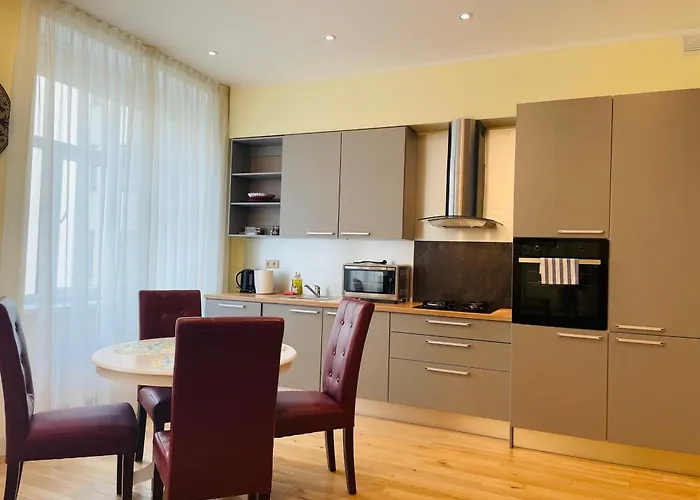 Lux - Ernesta, Free Parking