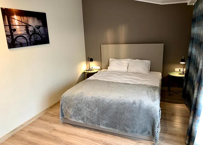 Lux - Ernesta, Free Parking